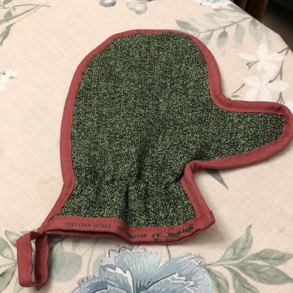 FINAL PRICE! Norwex FRUIT AND VEGGIE SCRUB MITT NWOT NEVER USED. - Picture 3 of 4